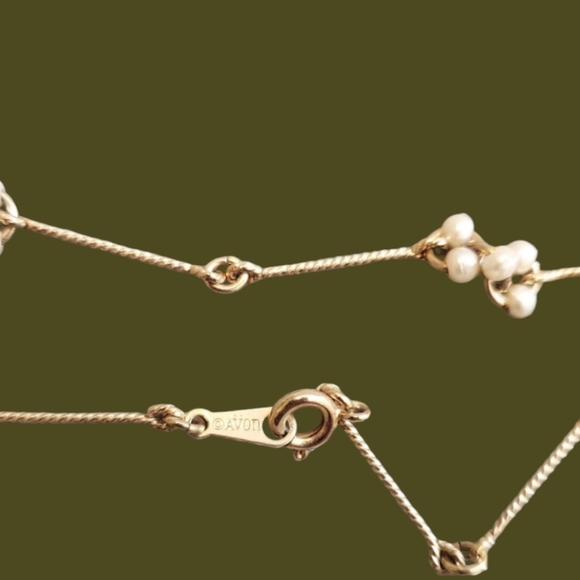 VINTAGE 1980'S AVON GOLDTONE NECKLACE WITH CLUSTERS OF MINI FAUX PEARLS 23" RARE - Picture 6 of 6